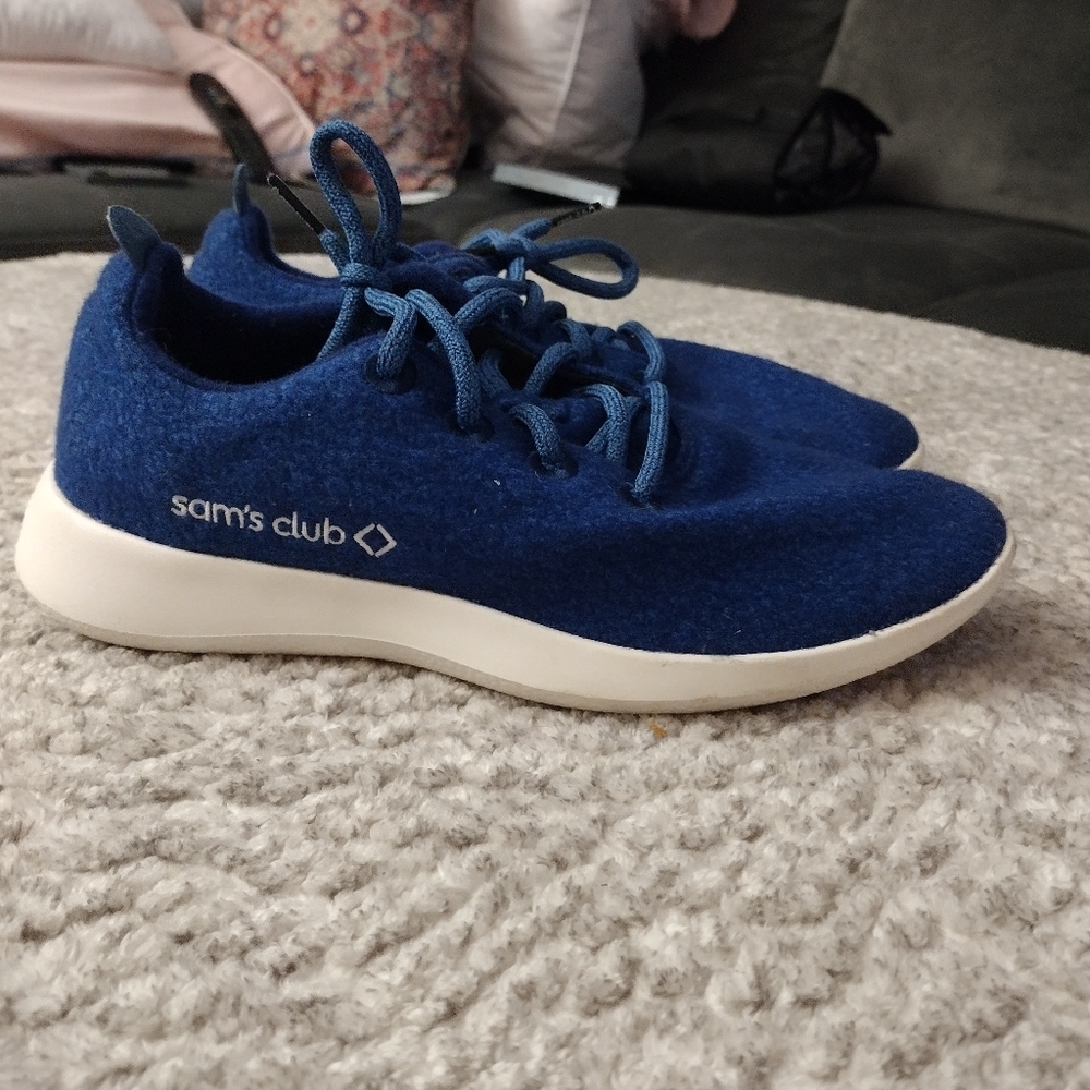 Tennis shoes
